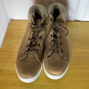 Marleylilly Women Sneakers non-skid rubber soles, sherpa ankle accents size 11